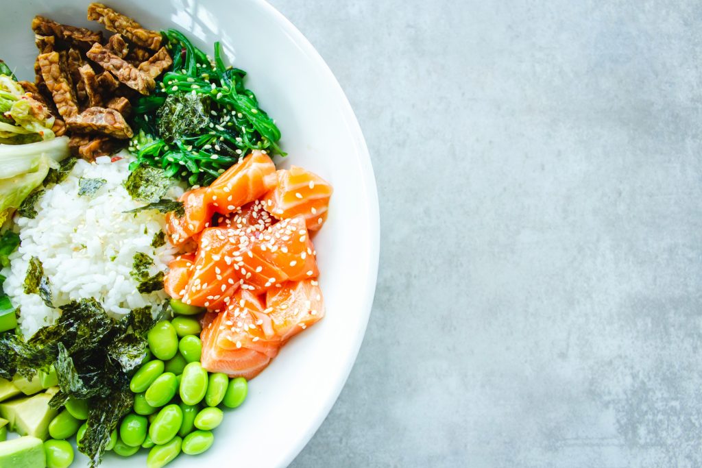 A balanced bowl of protein, healthy fats and carbs - optimal nutrition in menopause
